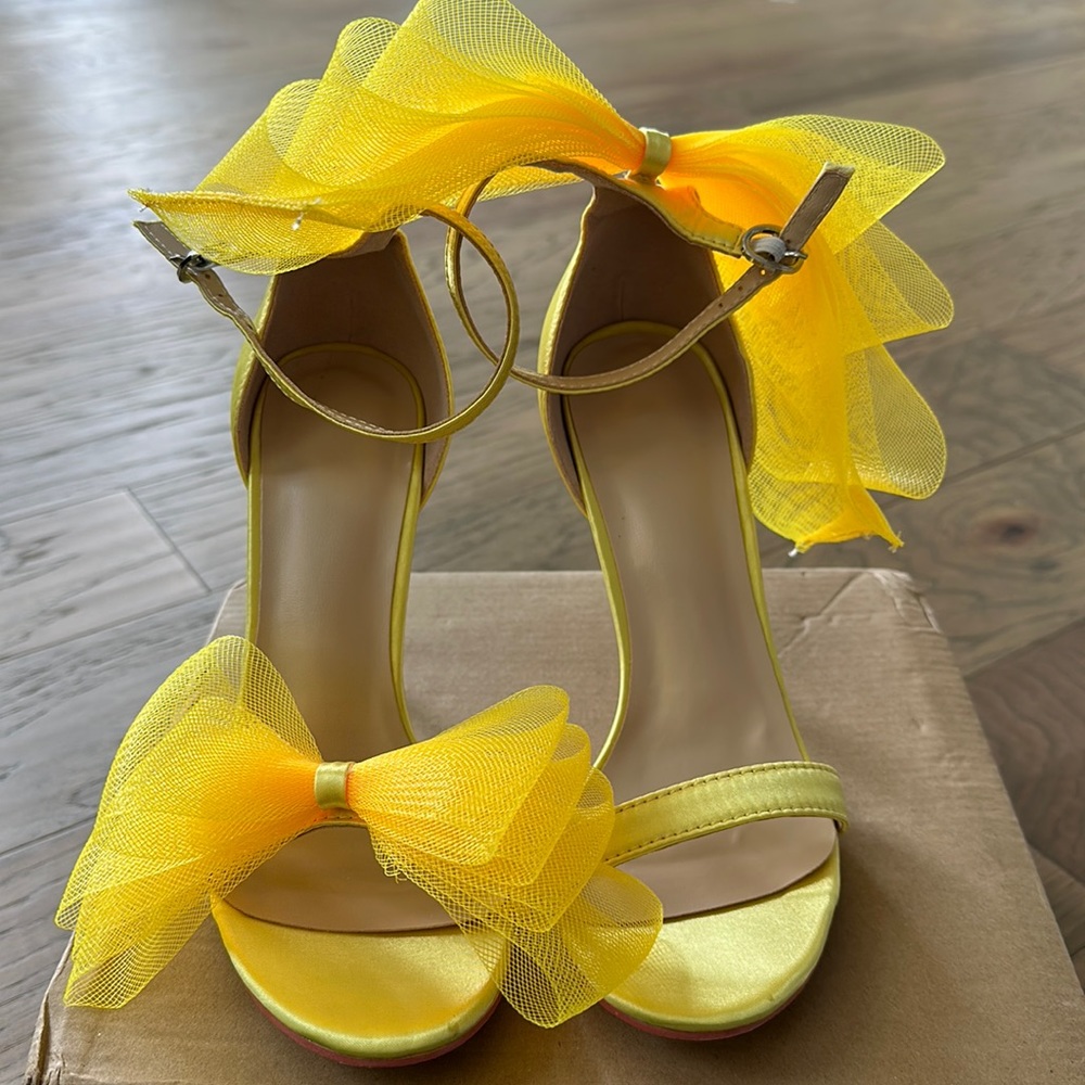 Beautiful yellow bow heels!